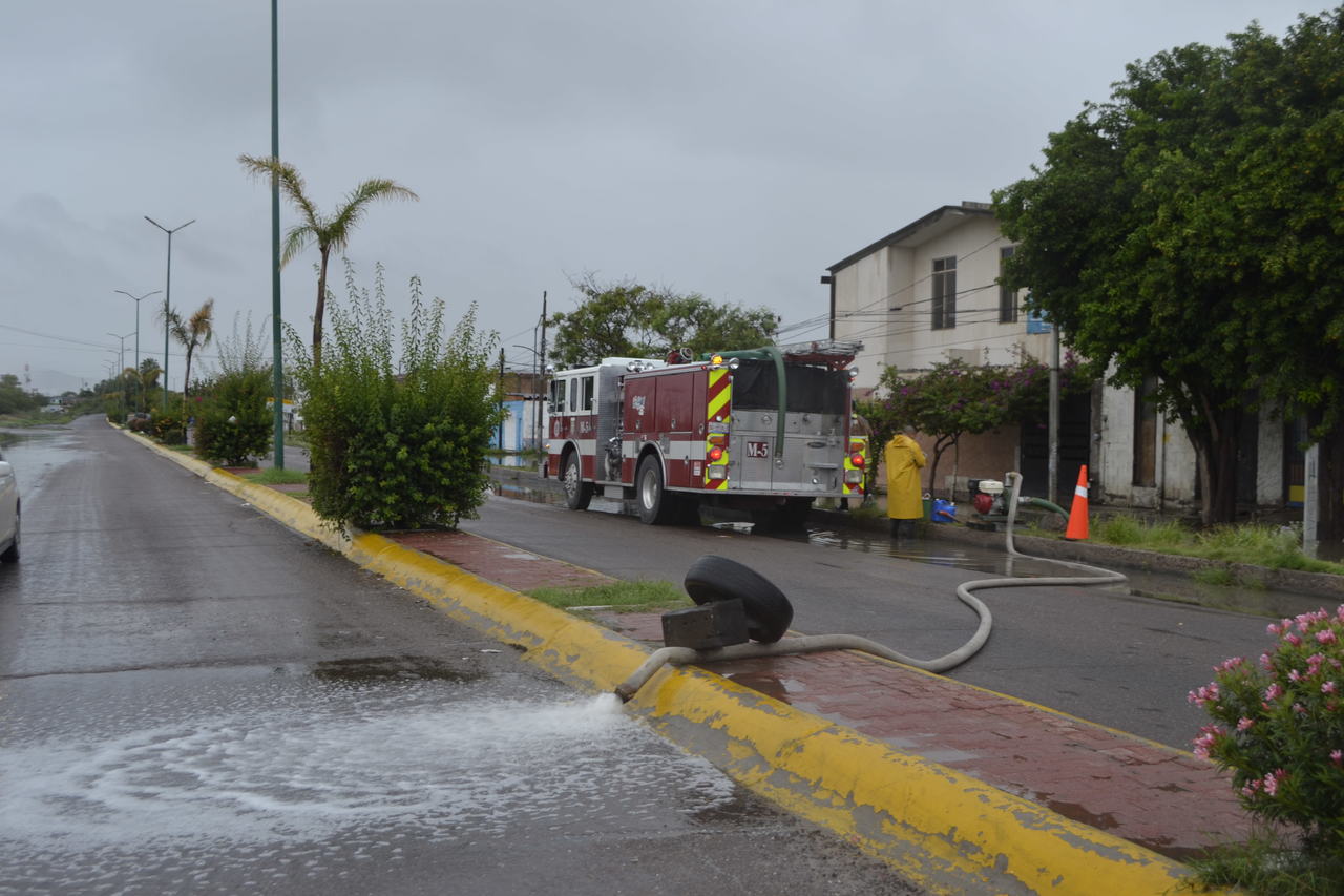 Trabajos. Corporaciones y dependencias municipales realizan extracción de agua y limpieza de alcantarillas y bocas de tormenta. (EL SIGLO DE TORREÓN)