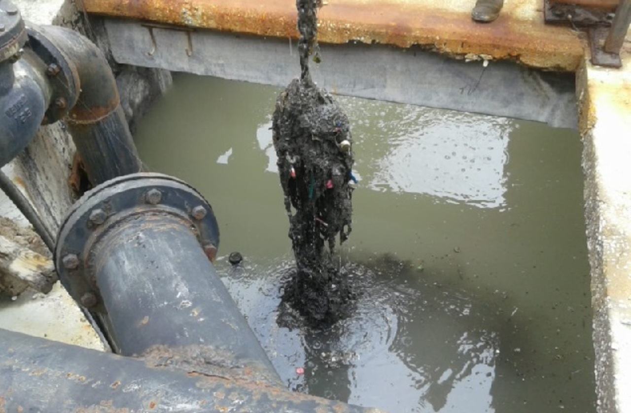 Sapal. Personal del Sistema de Agua Potable y Alcantarillado de Lerdo (Sapal) quitó la basura atorada en los cárcamos. (EL SIGLO DE TORREÓN)