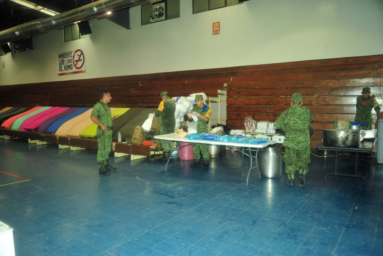 Se habilitó el gimnasio de la Unidad Deportiva Torreón como albergue para las familias evacuadas.(FERNANDO COMPEÁN) 