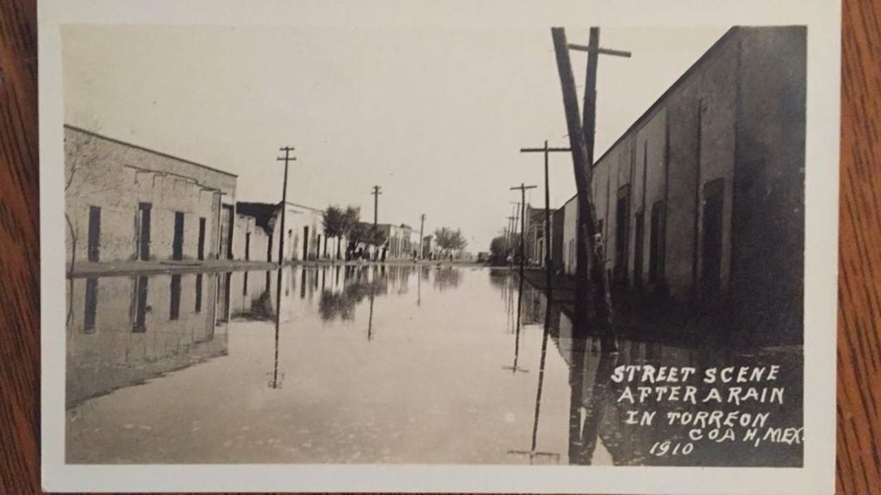 En una postal del año 1910, la ciudad de Torreón luce completamente inundada en una 'Escena de calle después de la lluvia'. Cortesía del Arquitecto Antonio Méndez Vigatá. 
