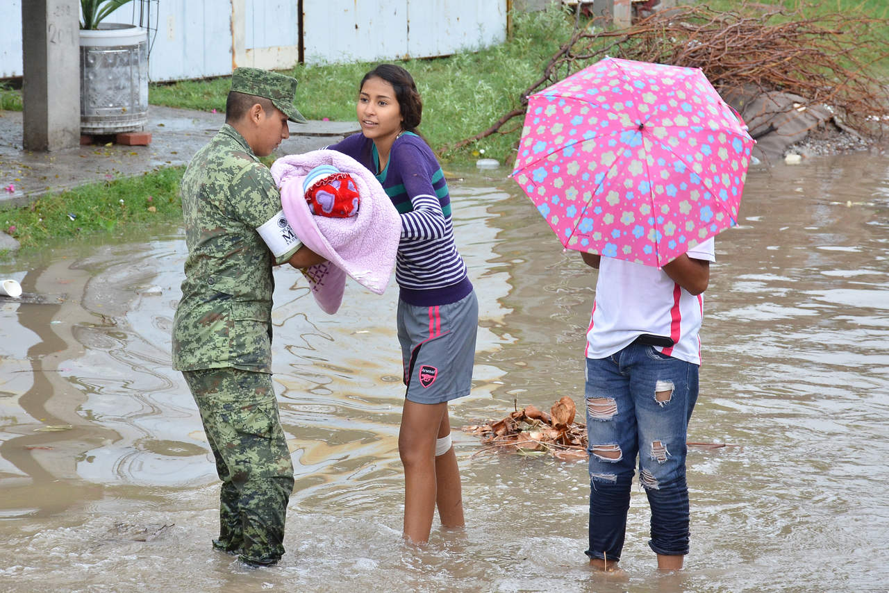 El Ejército apoyó en la evacuación de familias de la Santiago Ramírez. (FERNANDO COMPEÁN)