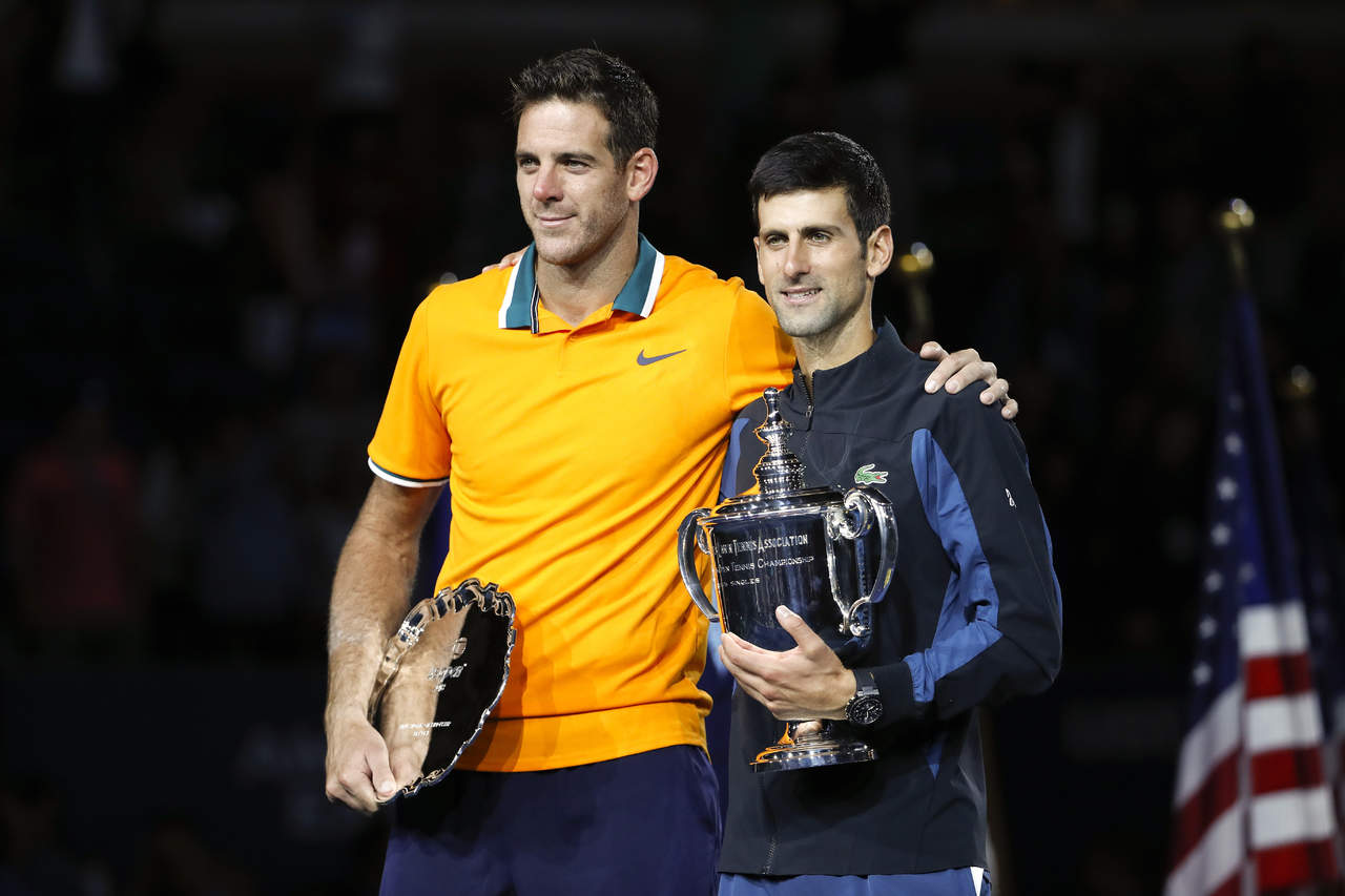 El argentino Juan Martín del Potro posa junto al ganador del US Open, Novak Djokovic (d), tras disputarse la final ayer.