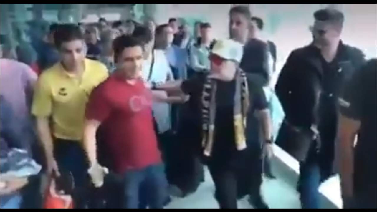 Diego llegó el pasado domingo a Sinaloa y, durante su salida del aeropuerto, fue alcanzado por un aficionado que quería tomarse una selfie. (Especial)