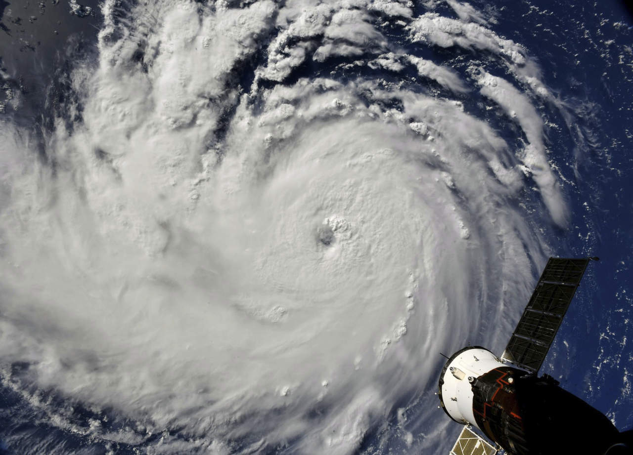'Florence' elevó la fuerza de sus vientos máximos a 130 millas por hora (195 kilómetros por hora) que lo hacen un huracán de categoría 4 en la escala Saffir Simpson de un máximo de cinco. (AP)