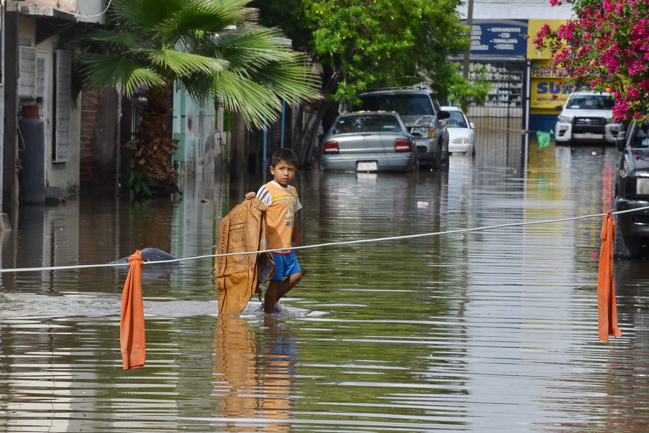 Sigue la contingencia en Torreón por las lluvias. (FERNANDO COMPEÁN) 