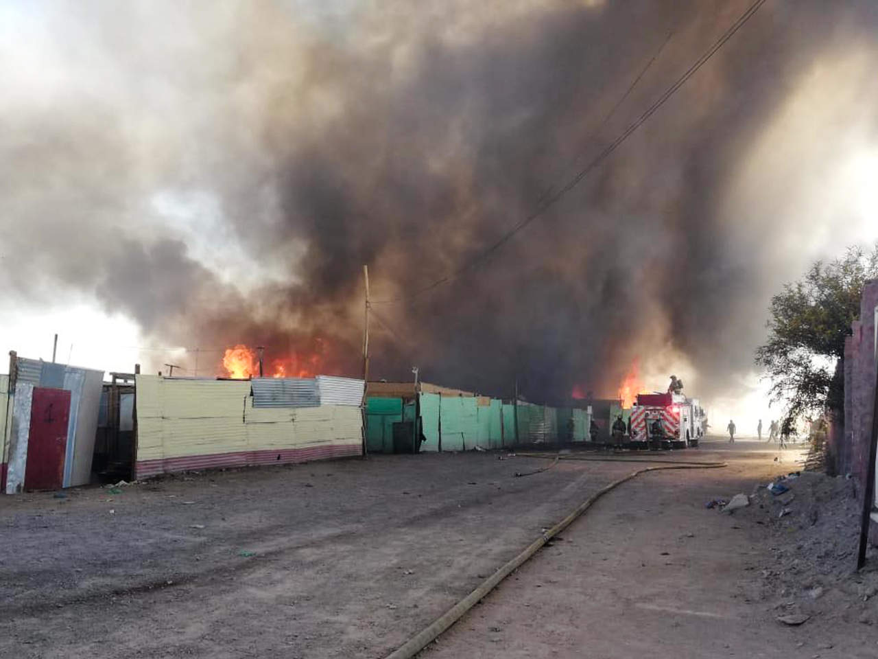 La policía uniformada reportó la evacuación de al menos 700 personas que viven en el lugar. (ARCHIVO)