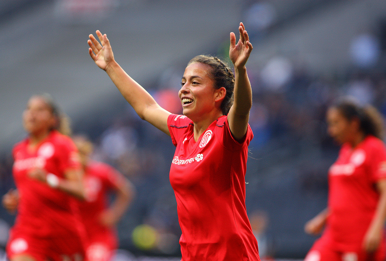 Kenia Téllez del Toluca festeja el primer gol de su equipo durante el juego de vuelta de la semifinal del Torneo Clausura 2018 de la Liga MX Femenil.