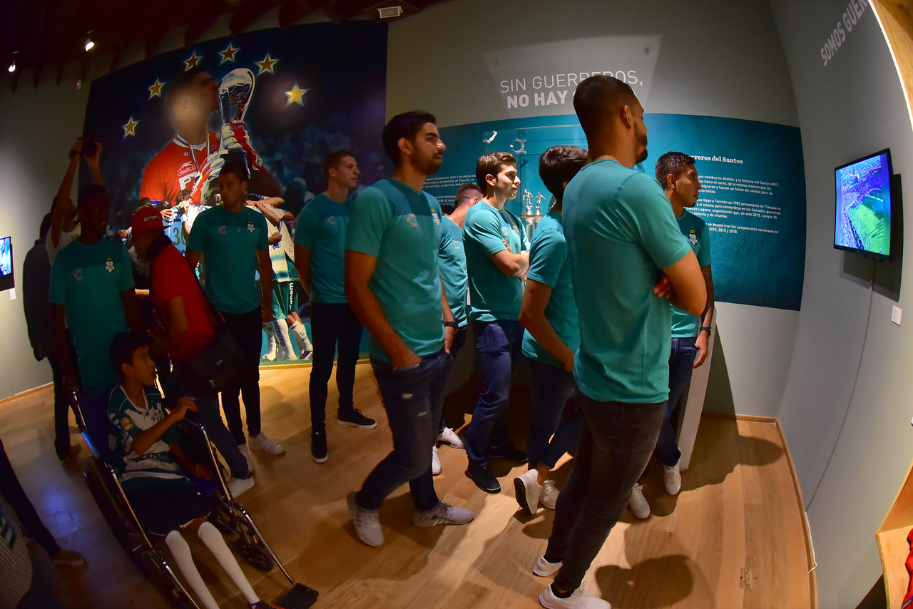 Los jugadores del primer equipo del Santos Laguna visitaron ayer las instalaciones del Museo Arocena, en el primer cuadro de la ciudad, para conocer la exposición Goles y Pasiones, 11 décadas de Futbol en México.