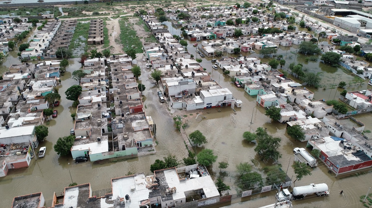 Desolador. Así se observa cientos de casas de la colonia Santa Sofía afectadas por las inundaciones. EL SIGLO DE TORREÓN/ VERÓNICA RIVERA)