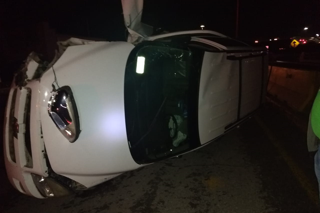 Accidente. El vehículo Mitsubishi Outlander terminó volcado sobre su costado izquierdo en medio de la carretera. (EL SIGLO DE TORREÓN) 