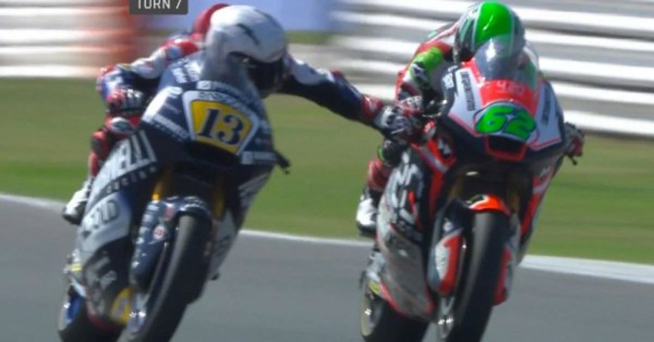 El piloto Romano Fenati (i) tocó el freno de la motocicleta de Stefano Manzi en plena carrera.