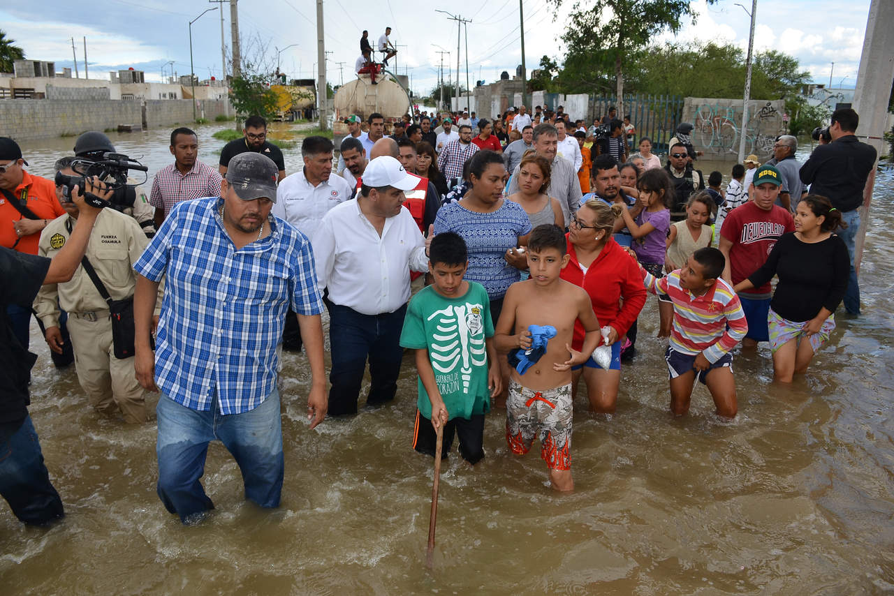 El gobernador Miguel Riquelme realizó un recorrido por la zona inundada en Santa Sofía. (FERNANDO COMPEÁN) 