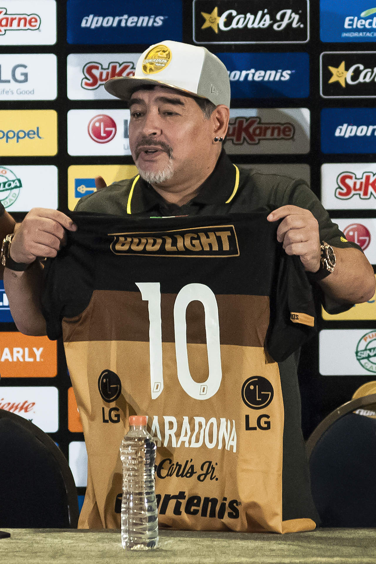 El argentino Diego Armando Maradona muestra la playera de Dorados de Sinaloa con el “10”, número que lo hizo inmortal. (Jam Media)