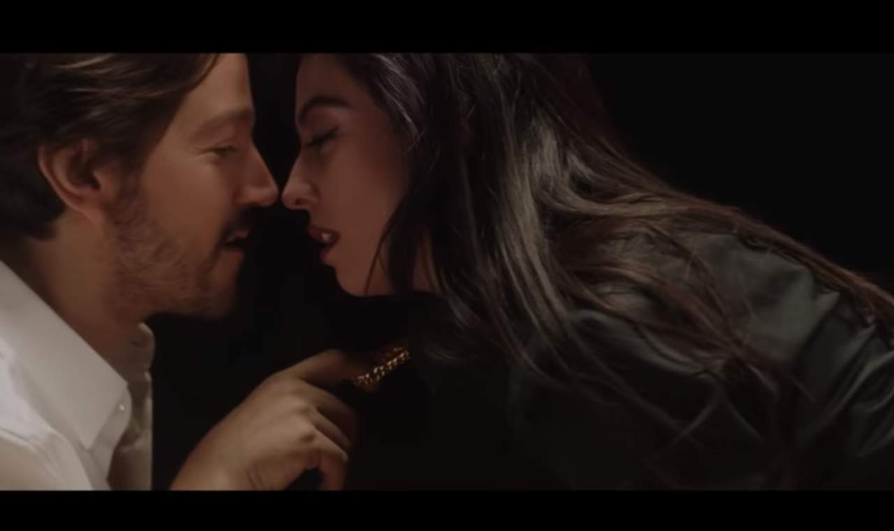 Nuevo. La cantante Mon Laferte besa al actor Diego Luna en el videoclip de su nueva canción 'El beso'. (ESPECIAL)