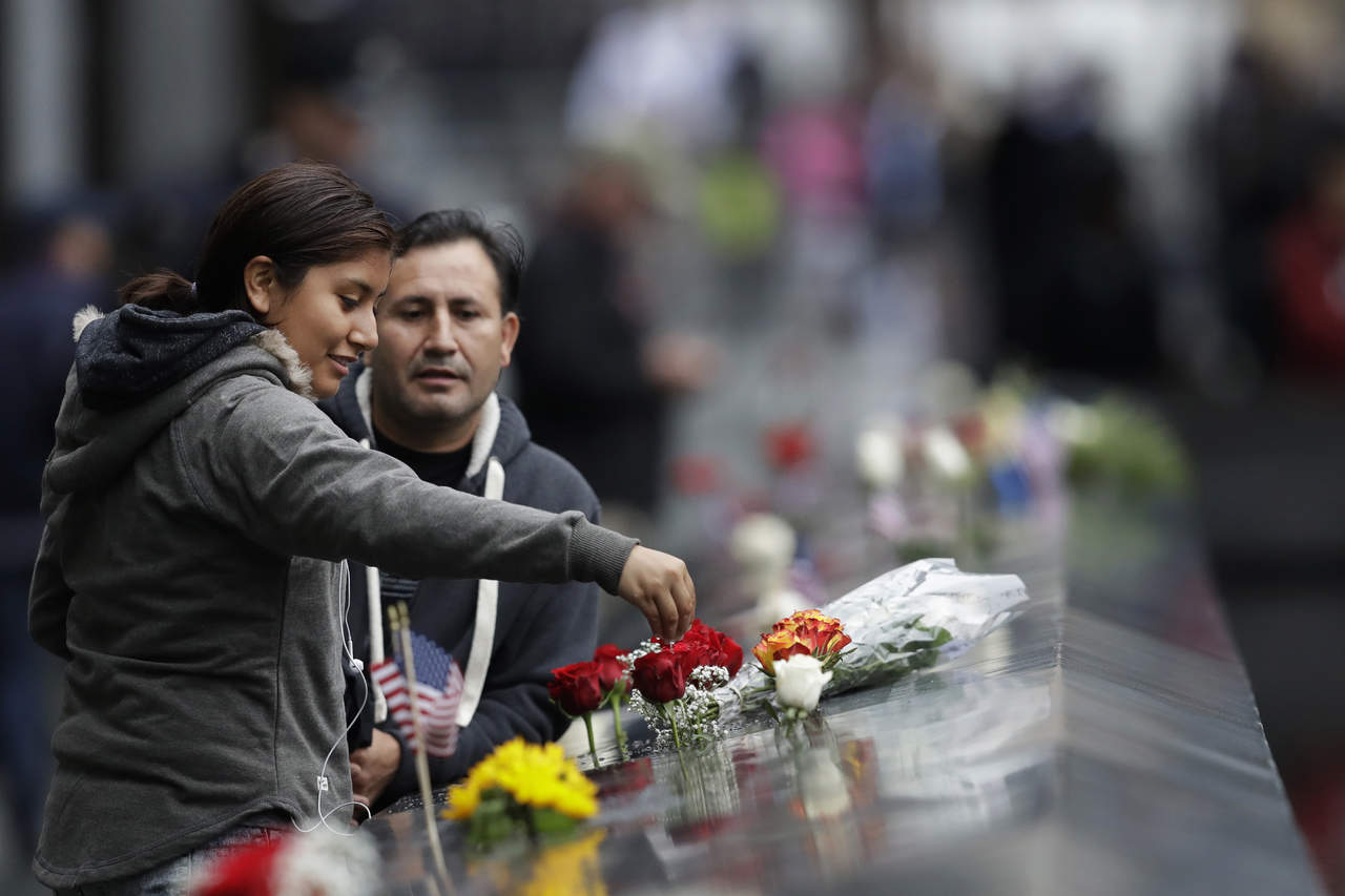 Familiares de los fallecidos leyeron los nombres de las casi 3,000 personas que perdieron la vida en los ataques. (AP)