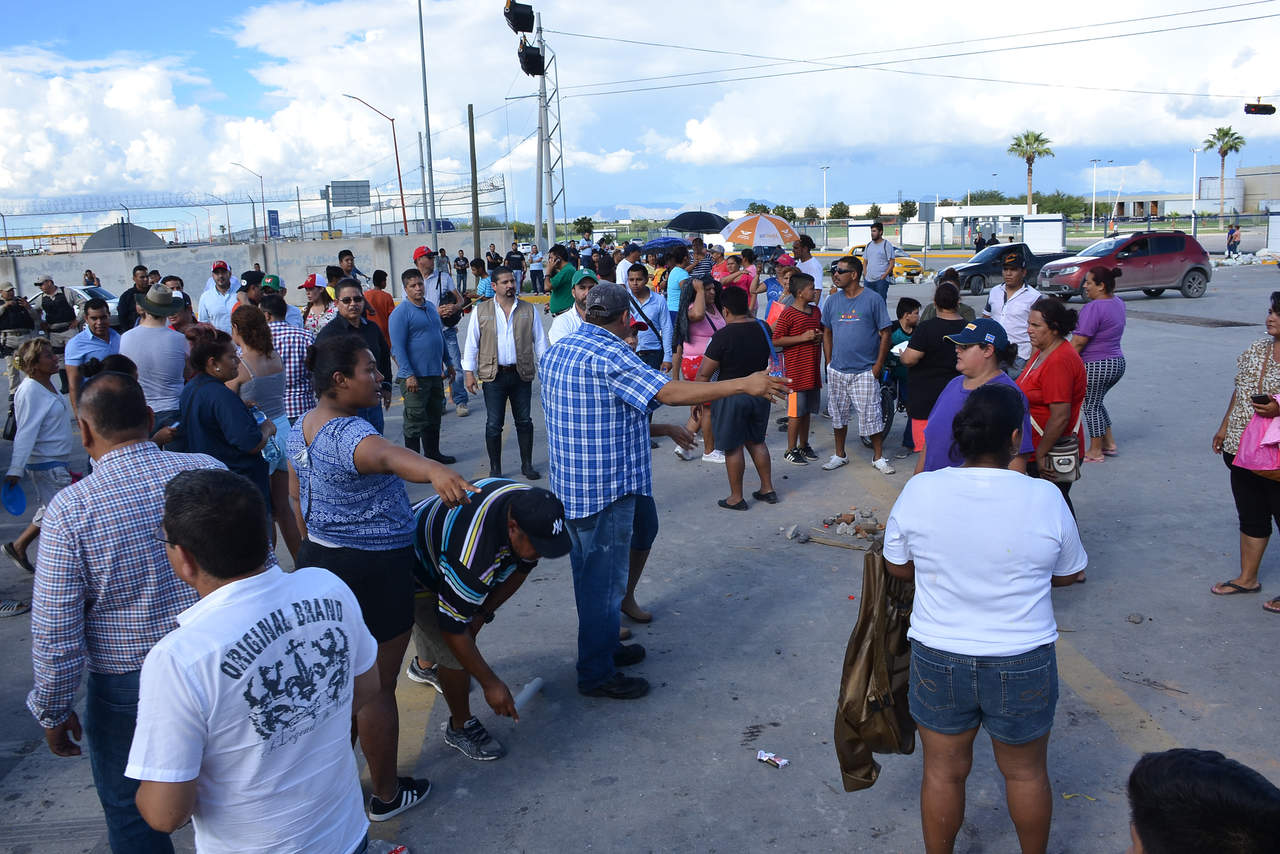 Un centenar de personas realizaron un bloqueo en el bulevar Mieleras a la altura de Ferropuerto. (FERNANDO COMPEÁN) 