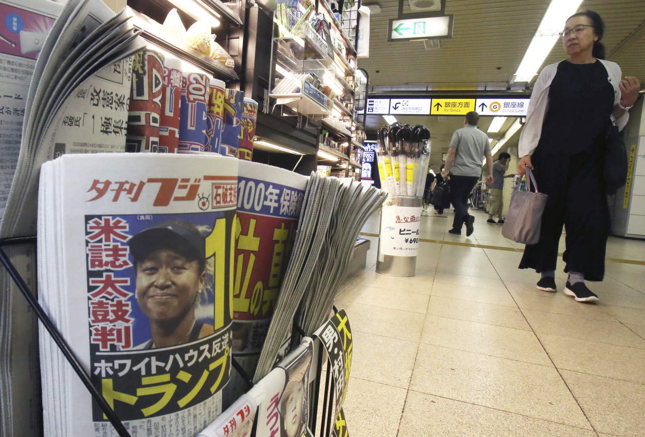 Portadas de periódicos deportivos y tabloides japoneses destacan la victoria de Naomi Osaka sobre Serena Williams. (AP)