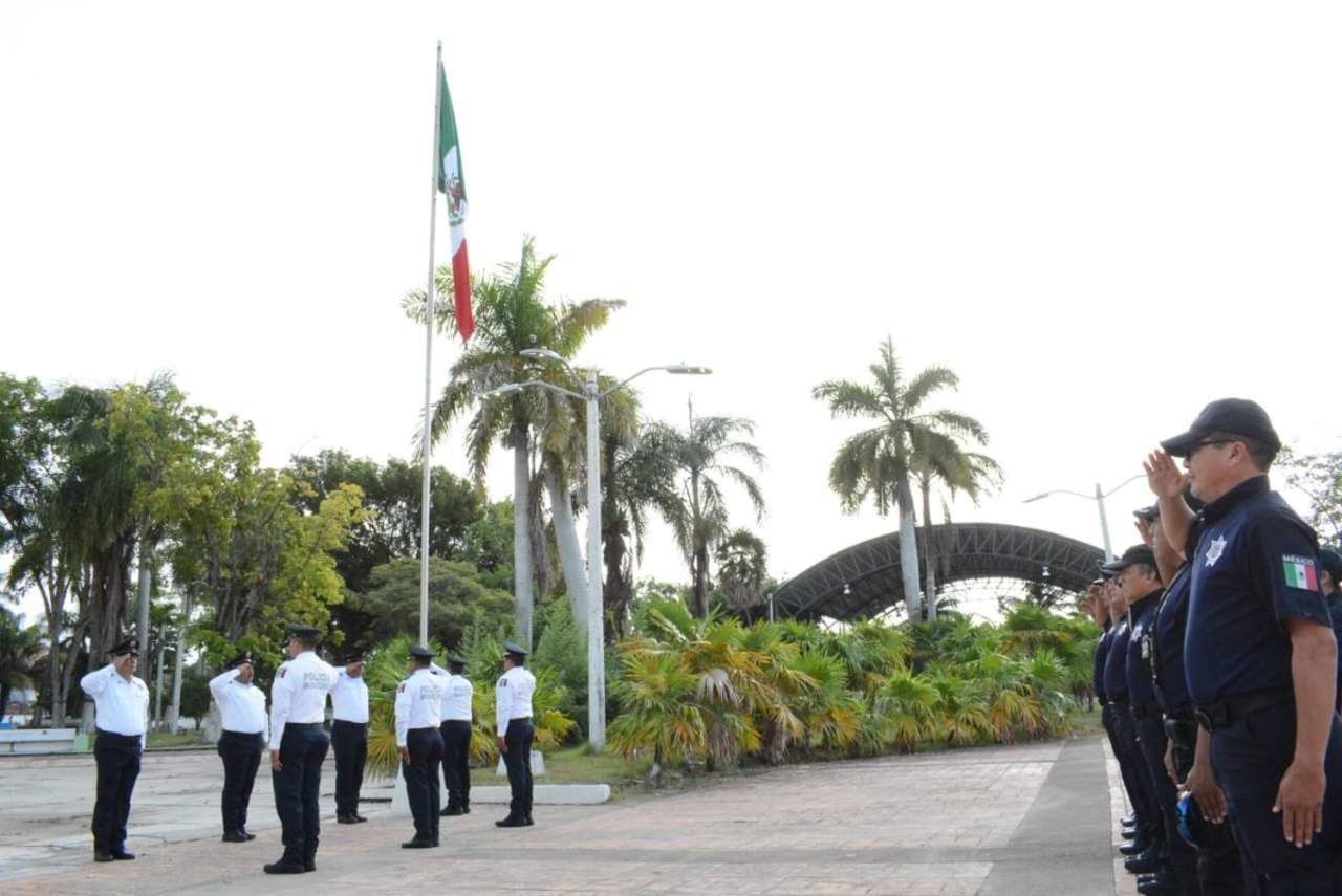 Con la presencia de alcaldes de municipios vecinos, autoridades militares y navales y comunidad en general, se realizó una ceremonia cívica en la explanada del edificio de la Exaduana Marítima de Tampico. (ARCHIVO)