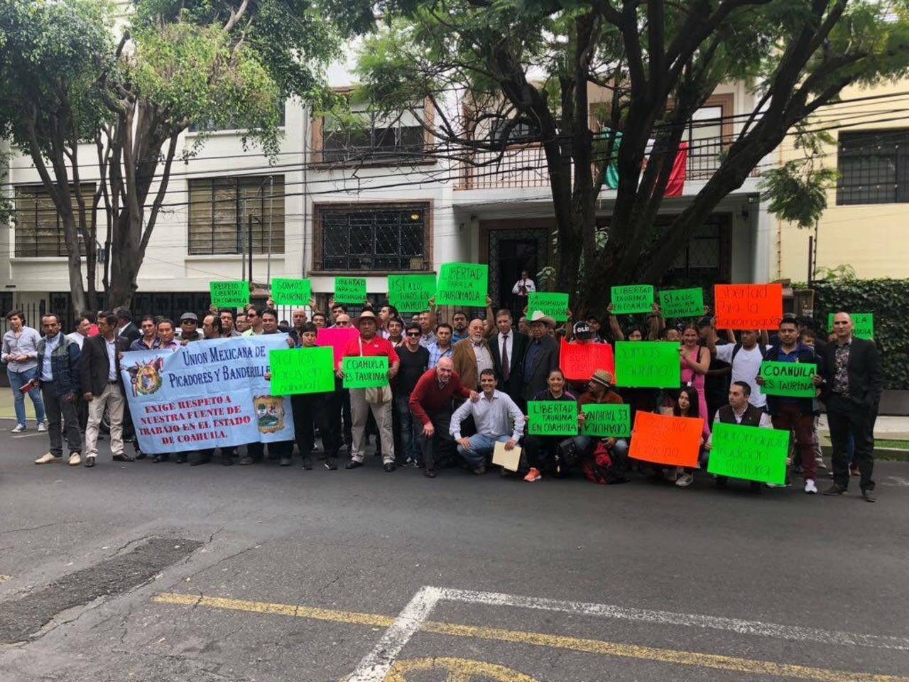 Con pancartas y peticiones, se presentaron los taurinos en la sede del gobierno coahuilense.