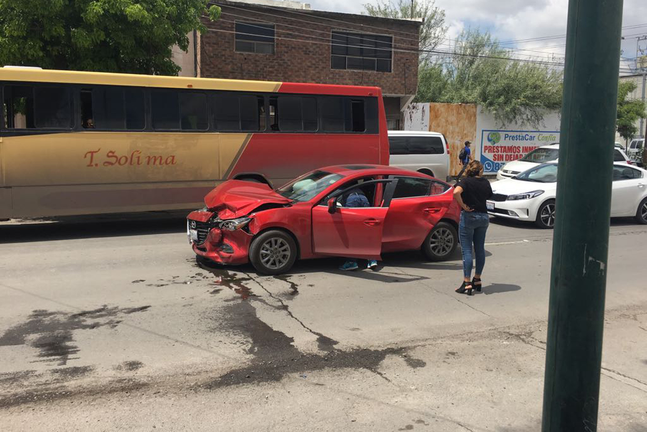Daños. Ambos vehículos resultaron con daños importantes luego de protagonizar el accidente vial.