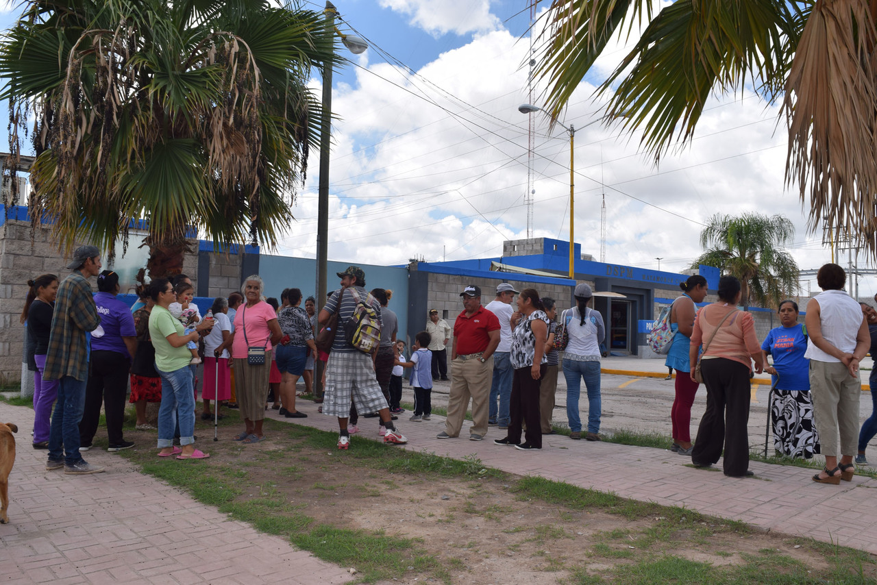 Reunión. El grupo de personas se reunieron con el alcalde en el edificio de Seguridad Pública. (EL SIGLO DE TORREÓN/MARY VÁZQUEZ)