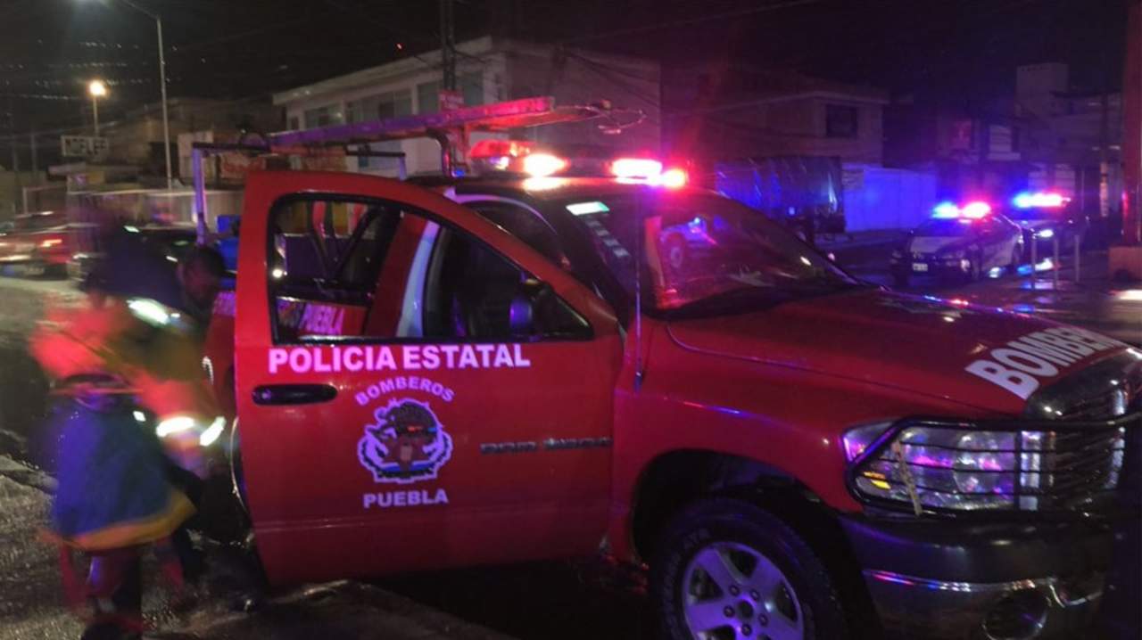 La perforación de un ducto de gas por presuntos ladrones de combustible en una zona de la ciudad de Puebla, provocó el desalojo de habitantes de al menos siete colonias. (TWITTER)