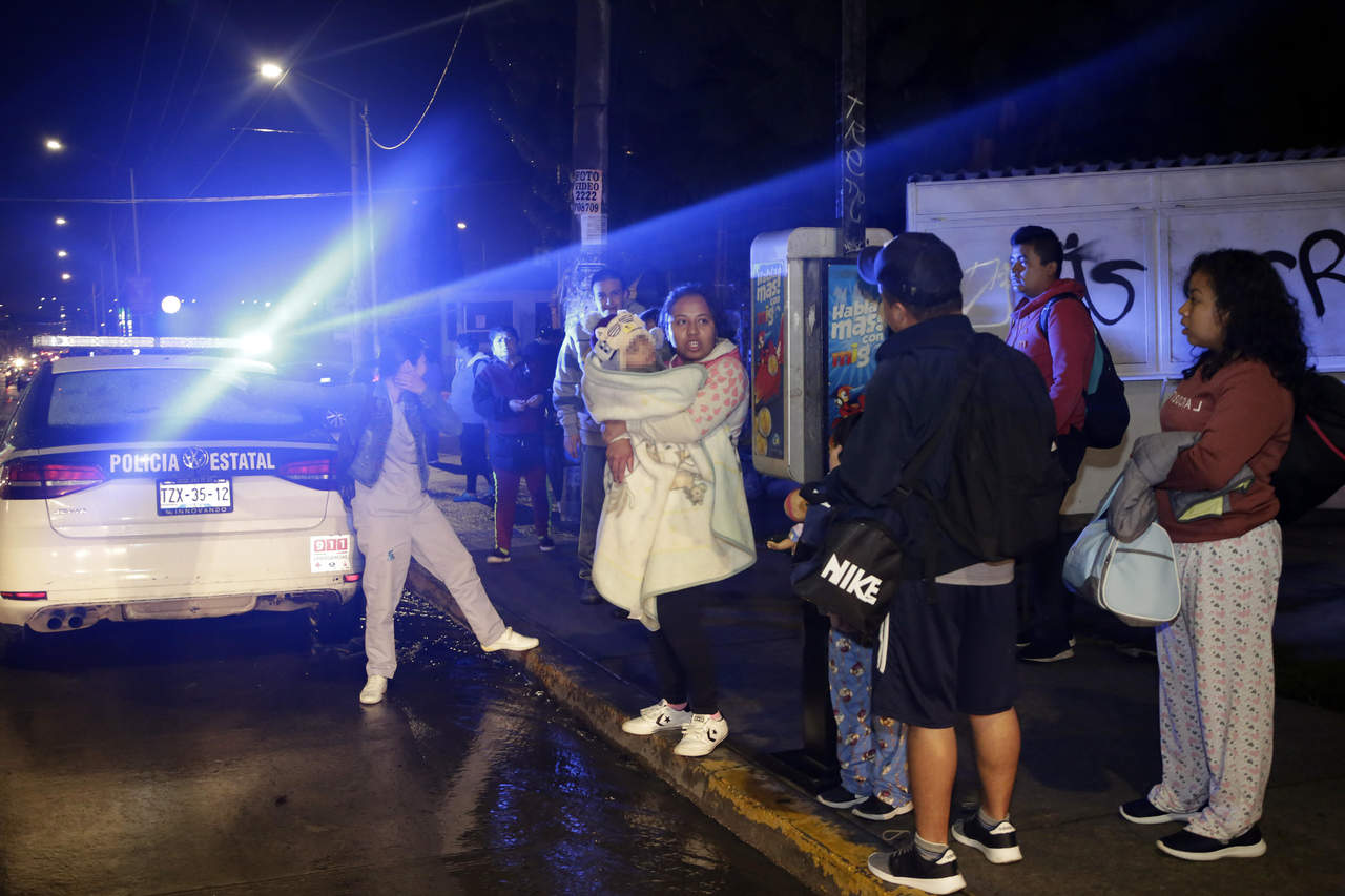 Cientos de familias desalojaron la zona de peligro tras ser informados de una fuga de gas natural, causada por ladrones de combustible y que se hallaba fuera de control, en el central estado de Puebla. (EFE)