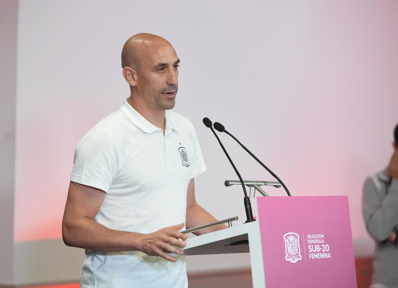 Luis Rubiales, presidente de la Real Federación Española de Futbol, se reunió con Gianni Infantino, presidente de la FIFA, y con Pedro Sánchez, presidente de España para discutir el tema.