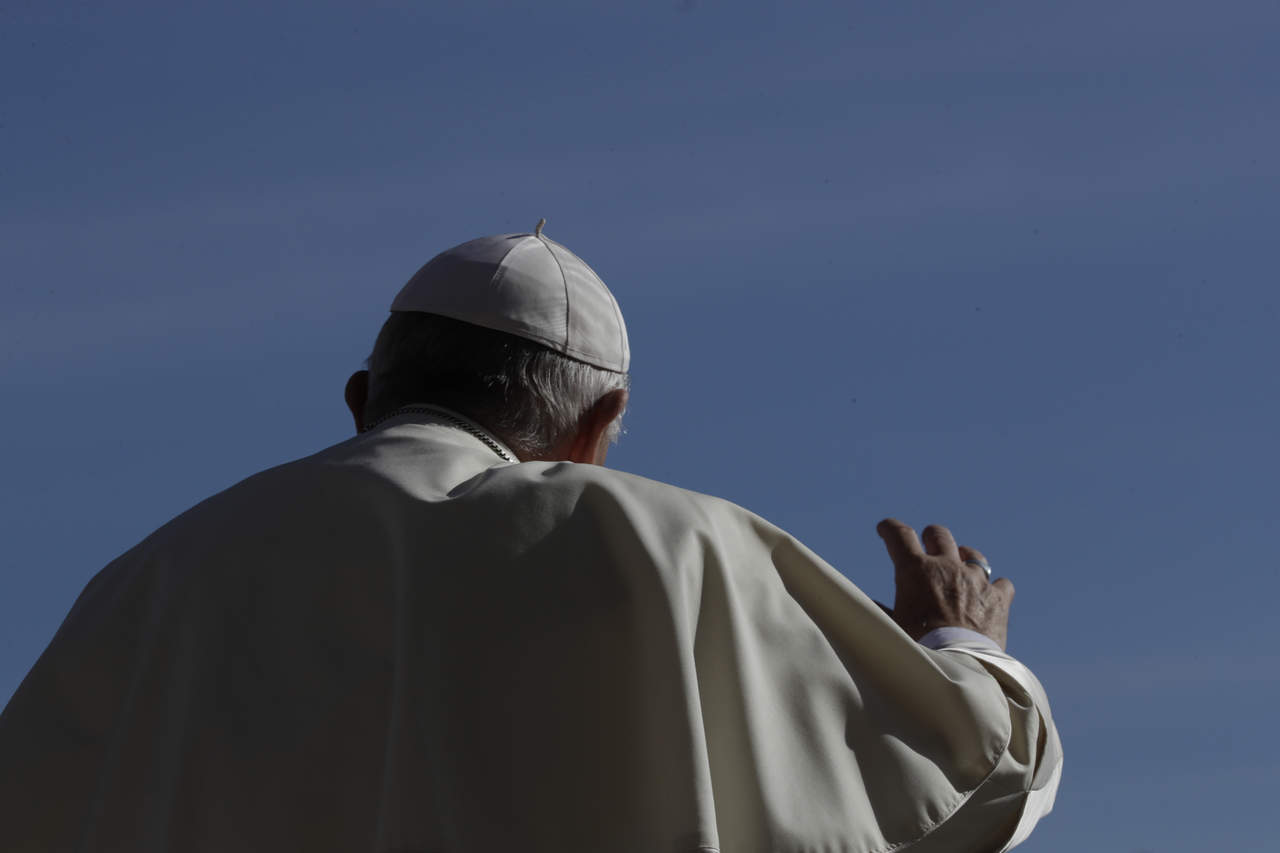 Papa cita a episcopados por abusos