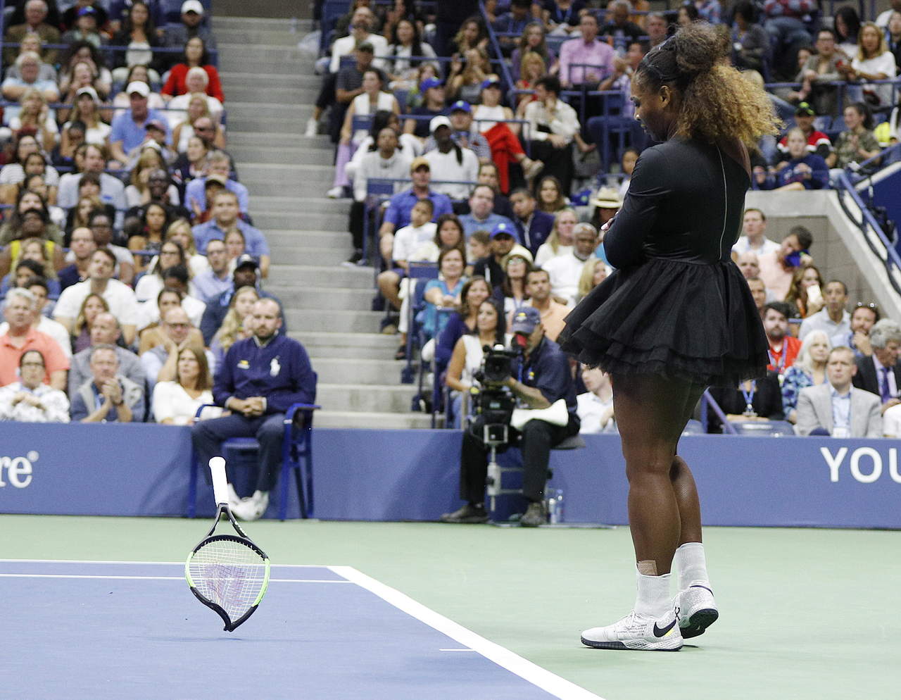 Serena Williams azotó su raqueta en el piso durante la final del US Open ante Naomi Osaka.