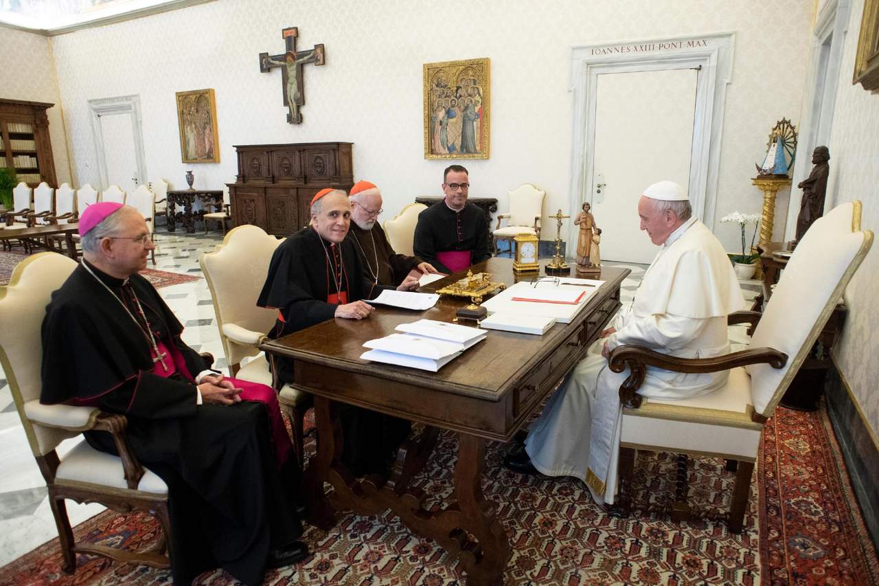 El encuentro se llevó a cabo en la biblioteca personal del pontífice, ubicada en el Palacio Apostólico del Vaticano. (EFE)