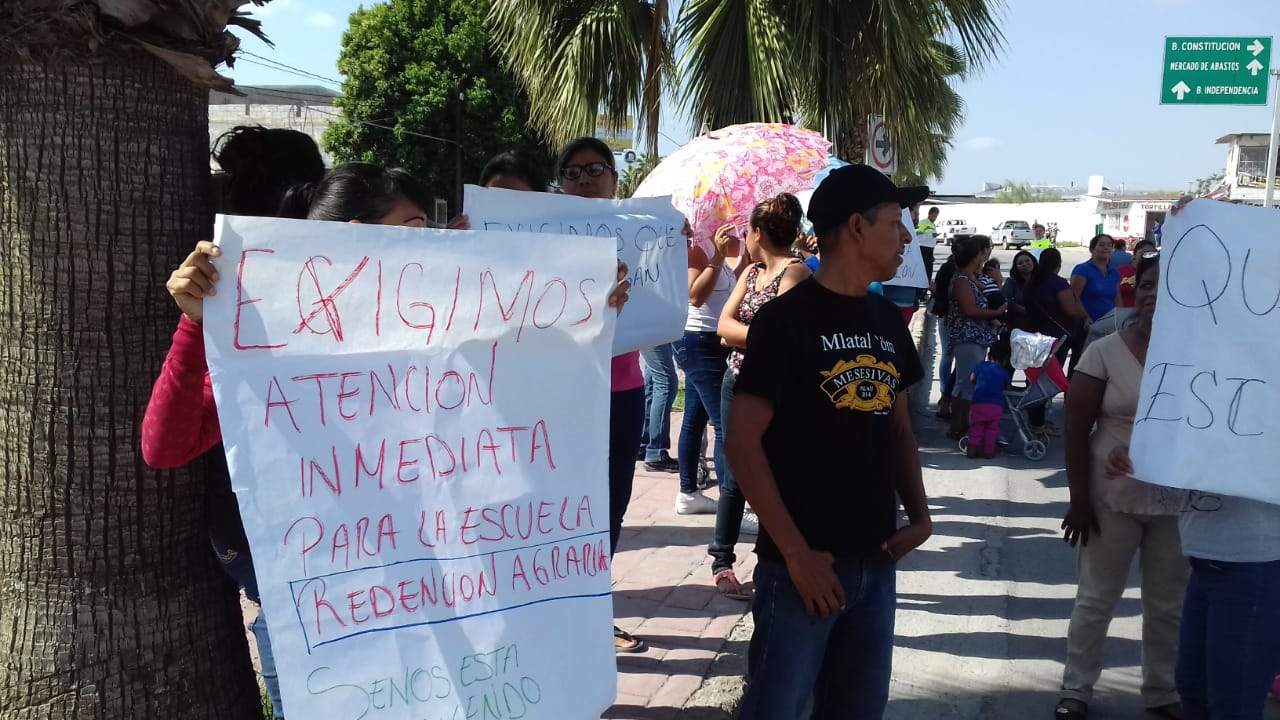 Padres de familia realizaron esta mañana un bloqueo en bulevar El Tajito de Torreón. (FERNANDO COMPEÁN)
