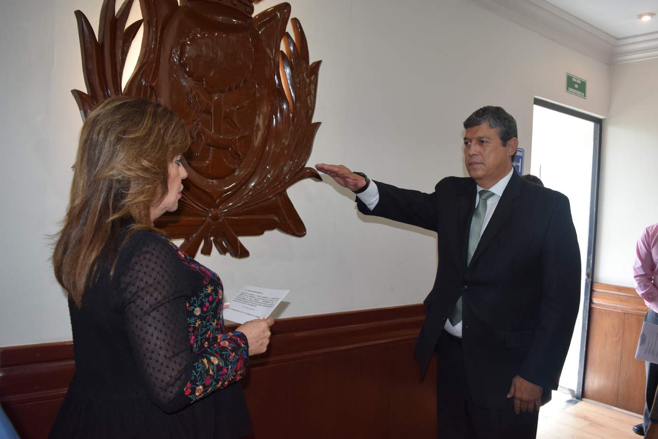 Durante la sesión ordinaria de Cabildo que se efectuó hoy por la tarde, la alcaldesa Leticia Herrera Ale tomó la protesta al nuevo funcionario y lo exhortó a trabajar en beneficio de la ciudadanía. (EL SIGLO DE TORREÓN) 

