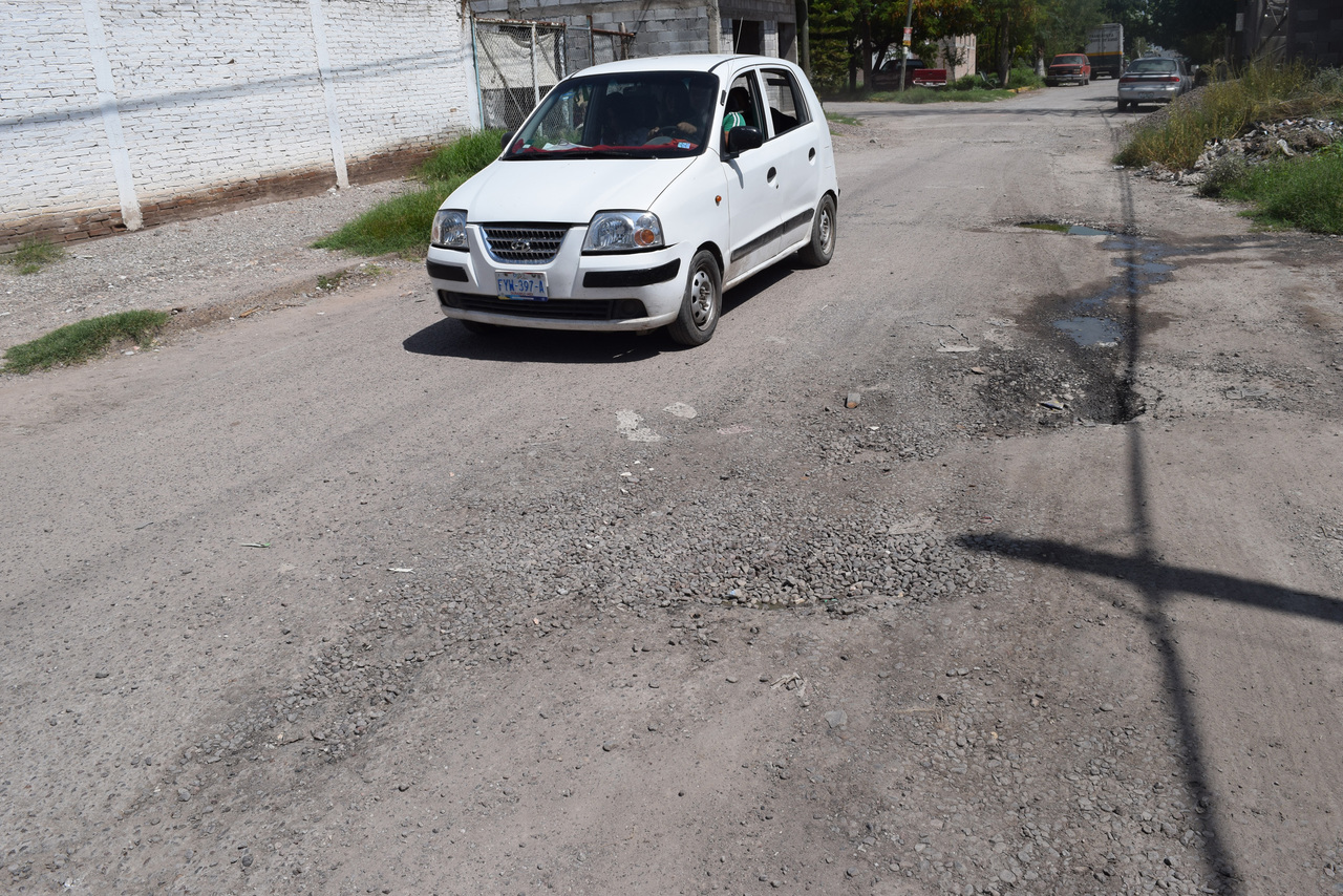 Daño. Demandan que se repare por completo la carretera Jiménez-Huitrón, donde se formó una zanja por las pasadas lluvias. (EL SIGLO DE TORREÓN)