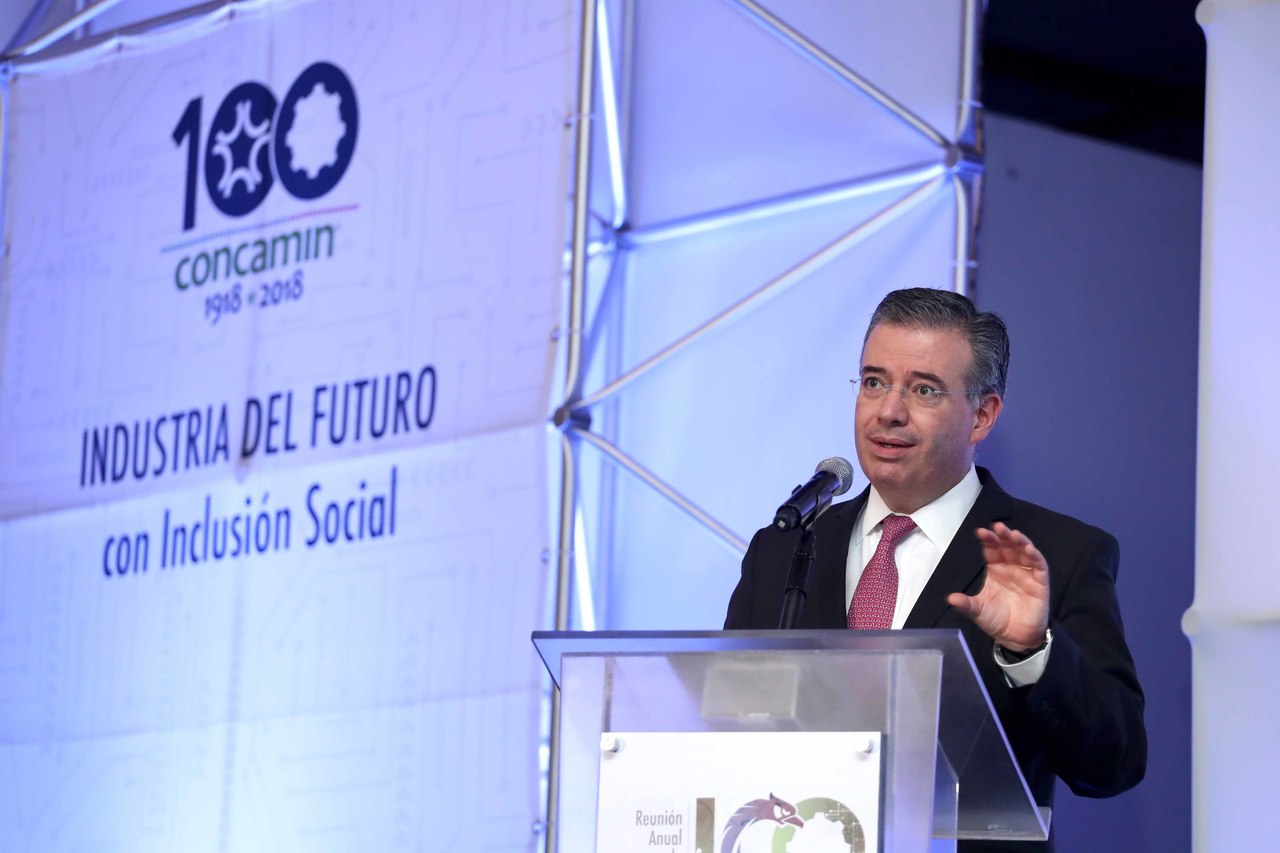 Industria. Alejandro Díaz, gobernador del Banxico, durante su participación en el 100 aniversario de la Confederación de Cámaras Industriales (Concamin). (EFE)