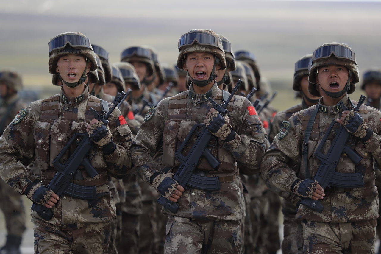 Apoyo. Más de 3,00 soldados chinos se unieron al ejército ruso para las maniobras que buscan mostrar los crecientes lazos militares. (EFE)