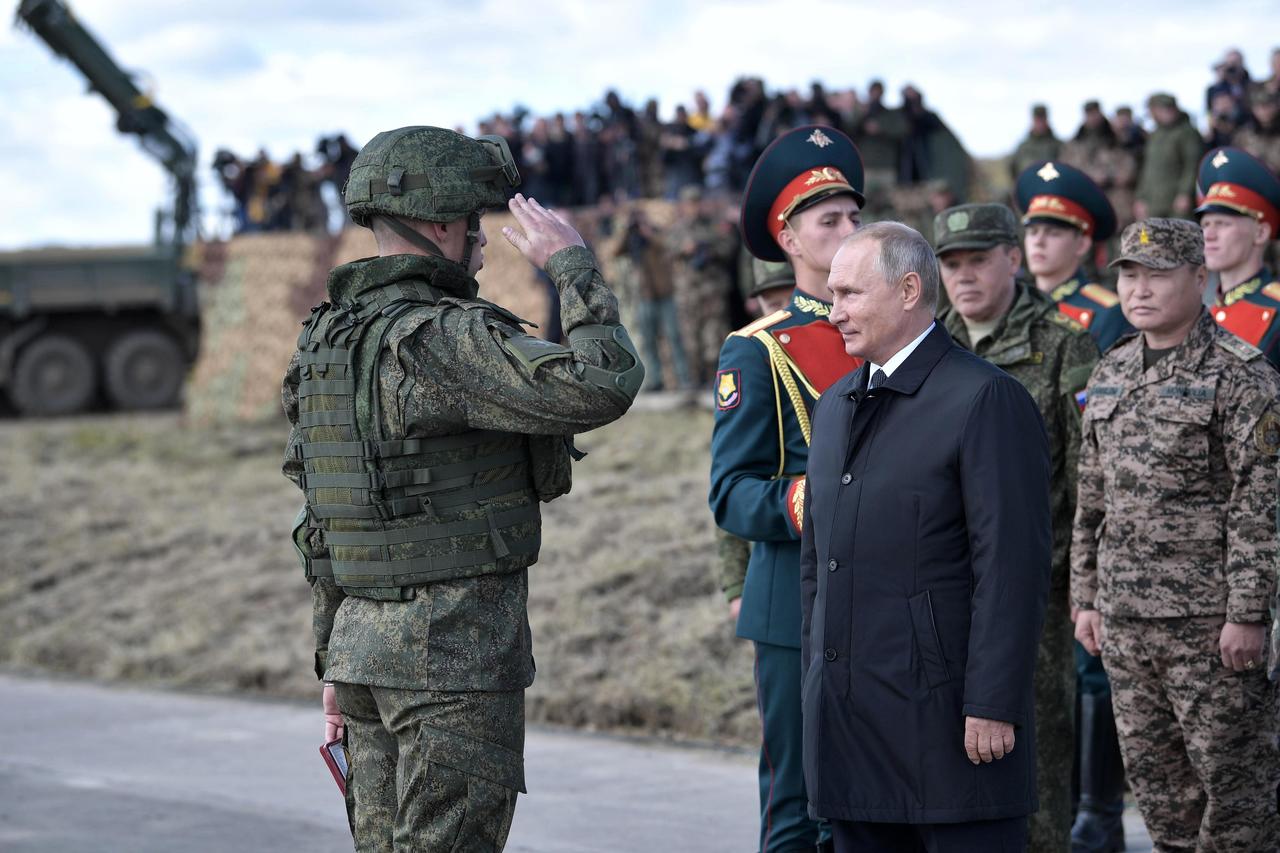 Coordinación. El presidente de Rusia, Vladimir Putin, supervisó ayer unas maniobras militares en el este de Siberia consideradas las mayores en la historia del país. (EFE)