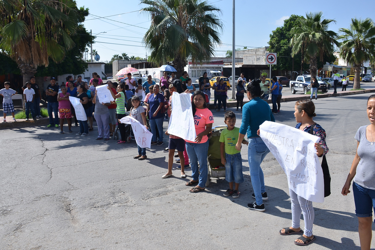 Manifestación. La mañana de ayer, los padres de familia de la escuela primaria Redención Agraria, tomaron el bulevar El Tajito de Torreón. Denunciaron daños a la infraestructura del plantel. (FERNANDO COMPEÁN)