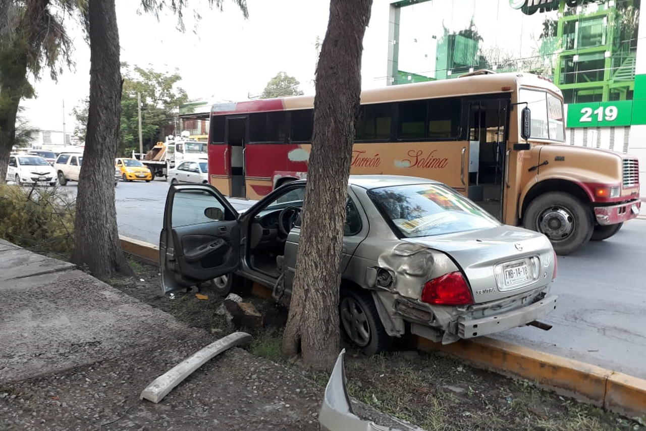 Accidente. El vehículo se proyectó contra un árbol. (EL SIGLO DE TORREÓN)