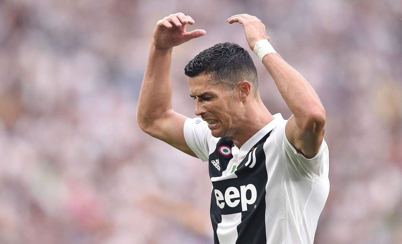 Cristiano Ronaldo reacciona tras fallar un tiro a puerta por Juventus en un partido contra Lazio en la Seria A italiana. (AP)