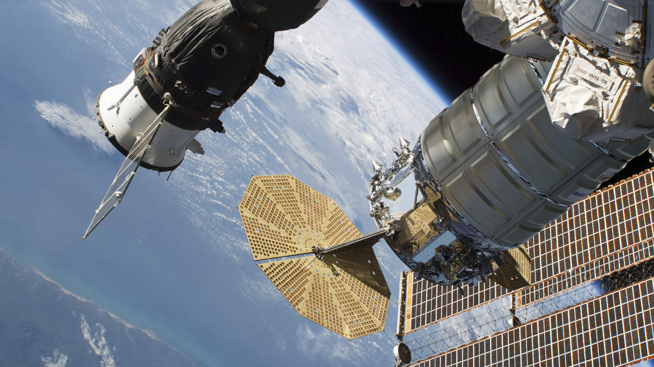 A finales de agosto los sistemas de la EEI detectaron una pequeña pérdida de presión producto de un diminuto agujero en el casco de la Soyuz MS-09. (ARCHIVO)