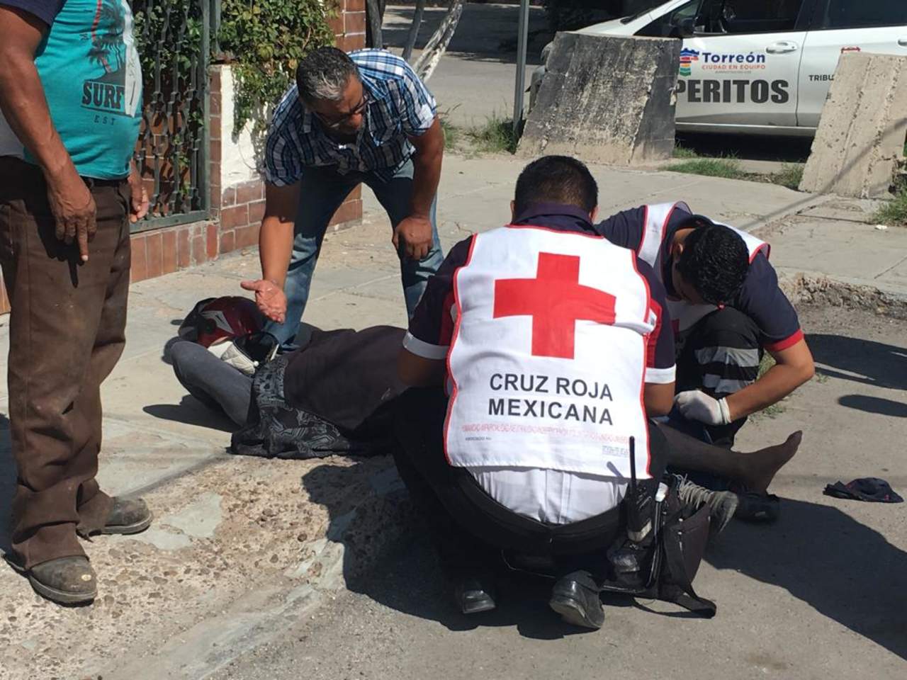 Paramédicos de la Cruz Roja arribaron al lugar para atender al lesionado, el cuál fue trasladado a la clínica 16 del IMSS con una probable fractura en su pierna izquierda. (EL SIGLO DE TORREÓN)