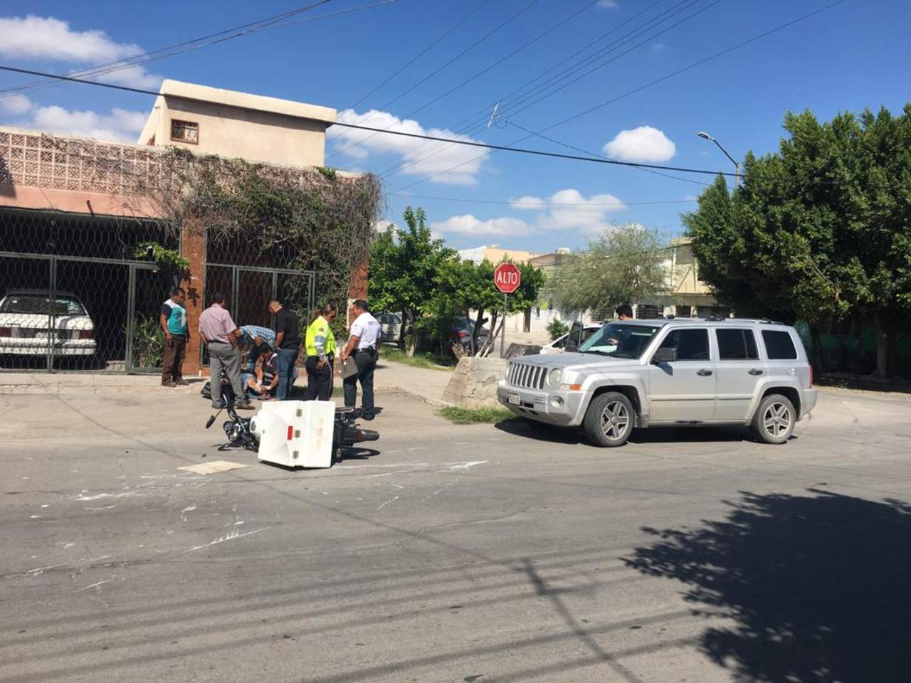 Un motociclista resultó lesionado, luego que fue impactado por un vehículo particular en la zona centro de la ciudad de Torreón. (EL SIGLO DE TORREÓN)
