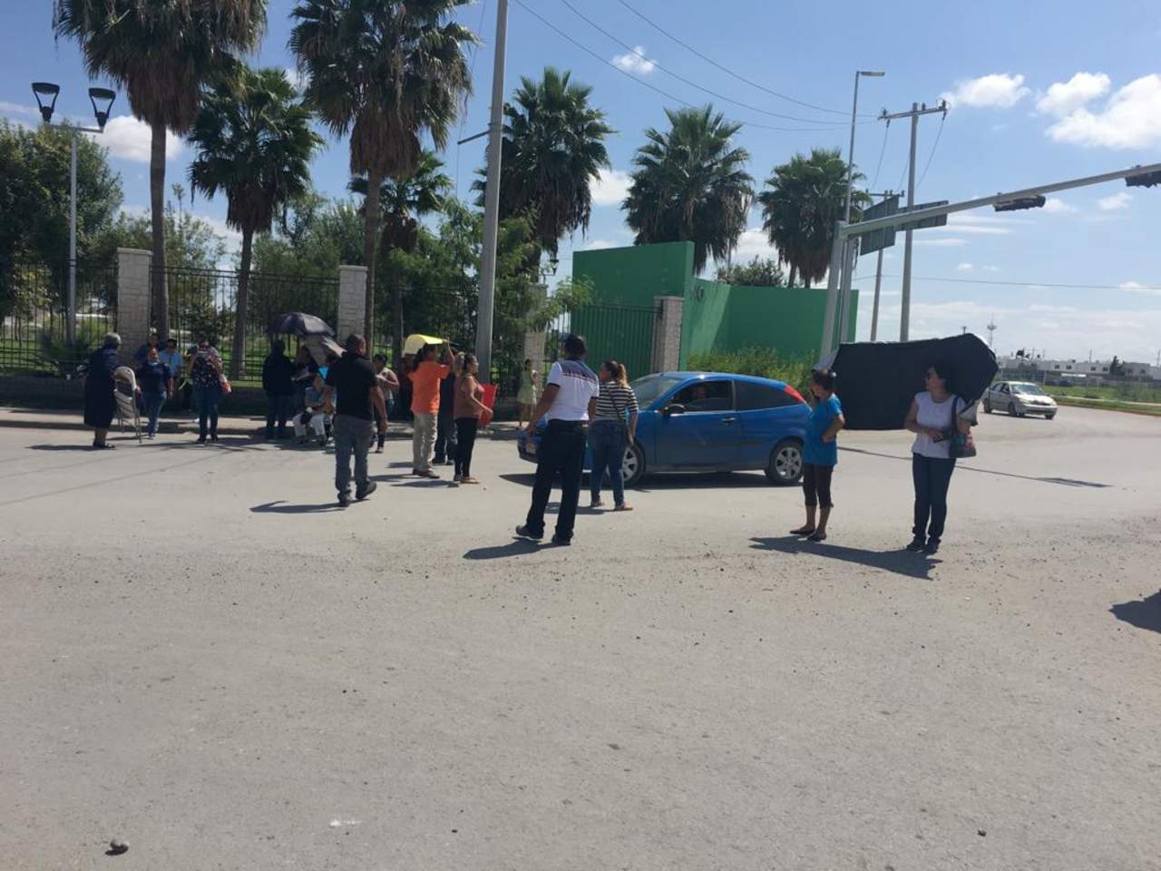 Cerca de las 10:30 de la mañana, un grupo de personas realizó un bloqueo en el bulevar Juan Pablo segundo de la ciudad de Torreón. (EL SIGLO DE TORREÓN)