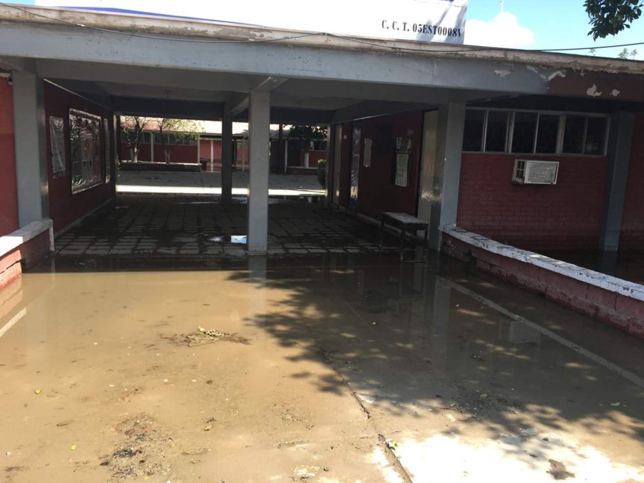 Las actividades en el plantel se suspendieron durante toda la semana debido a la inundación. (EL SIGLO DE TORREÓN)