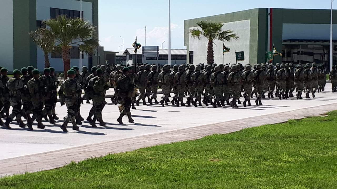 Comentaron los mandos de la base militar, que en cada municipio se designó un batallón completo para el desfile, es decir serán 800 efectivos entre hombres y mujeres, incluso algunas de ellas sampetrinas que se integraron al cuartel para servir a “su gente”. (ARCHIVO)