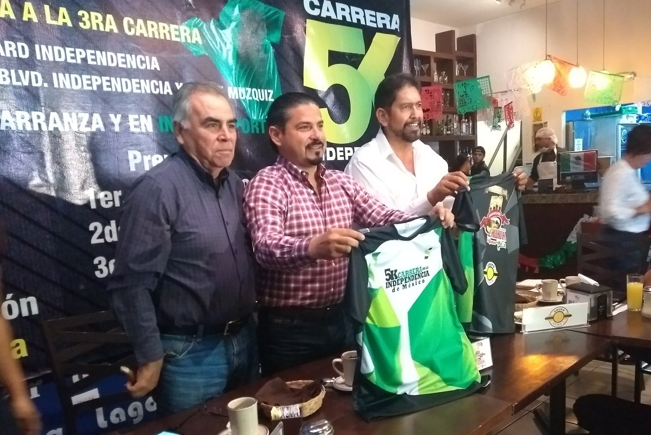 El comité organizador presentó la playera dry fit que se entregará en el kit del corredor, hoy en el Bosque Venustiano Carranza de Torreón.
