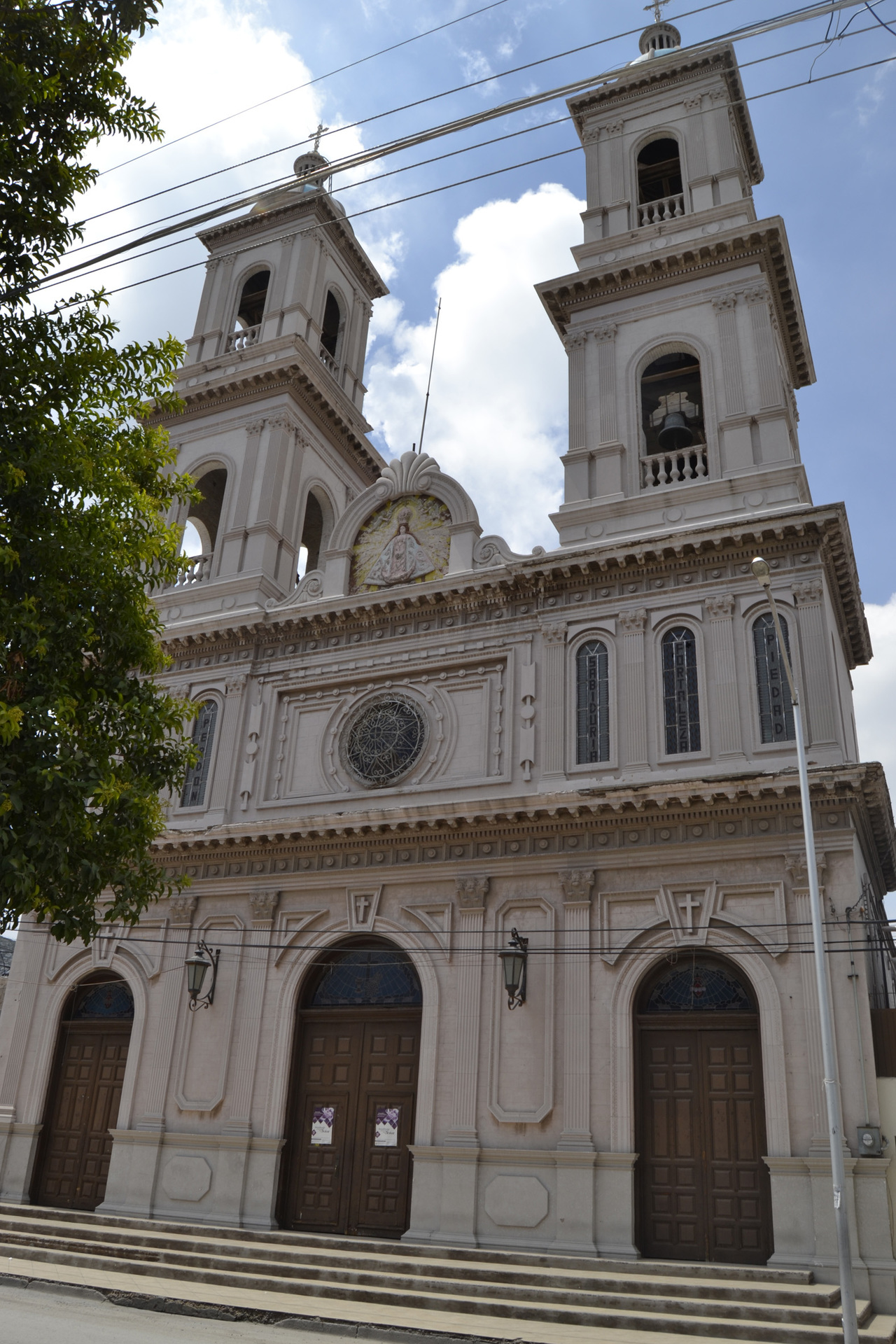 Religión. En la colonia San Joaquín, nombrada así en honor a Joaquín Serano, está una de las parroquias más bonitas de Torreón.