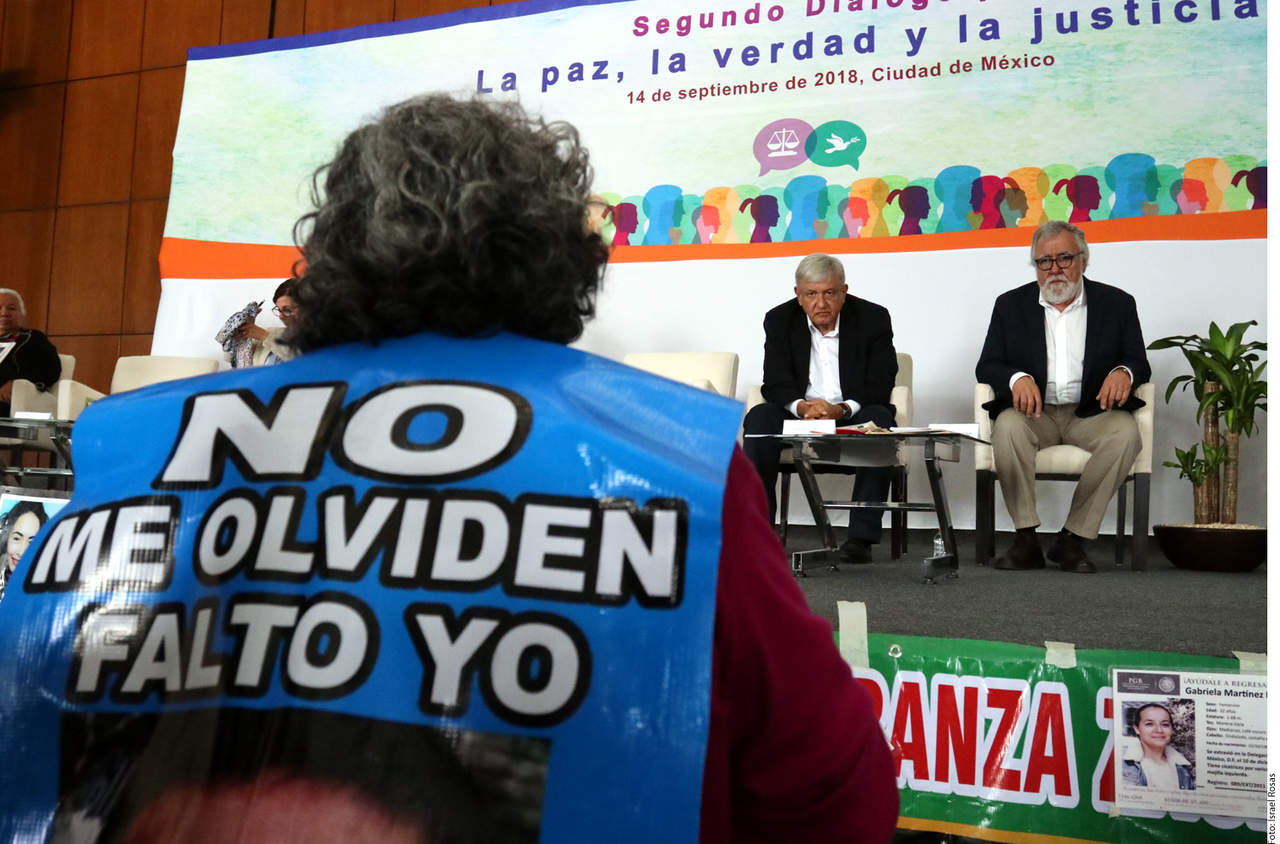 Intenso encuentro. Con gritos de ¡justicia! ¡justicia!, fue recibido el presidente electo, Andrés Manuel López Obrador, en el encuentro con víctimas y colectivos de búsqueda de personas desaparecidas. (AGENCIA REFORMA)