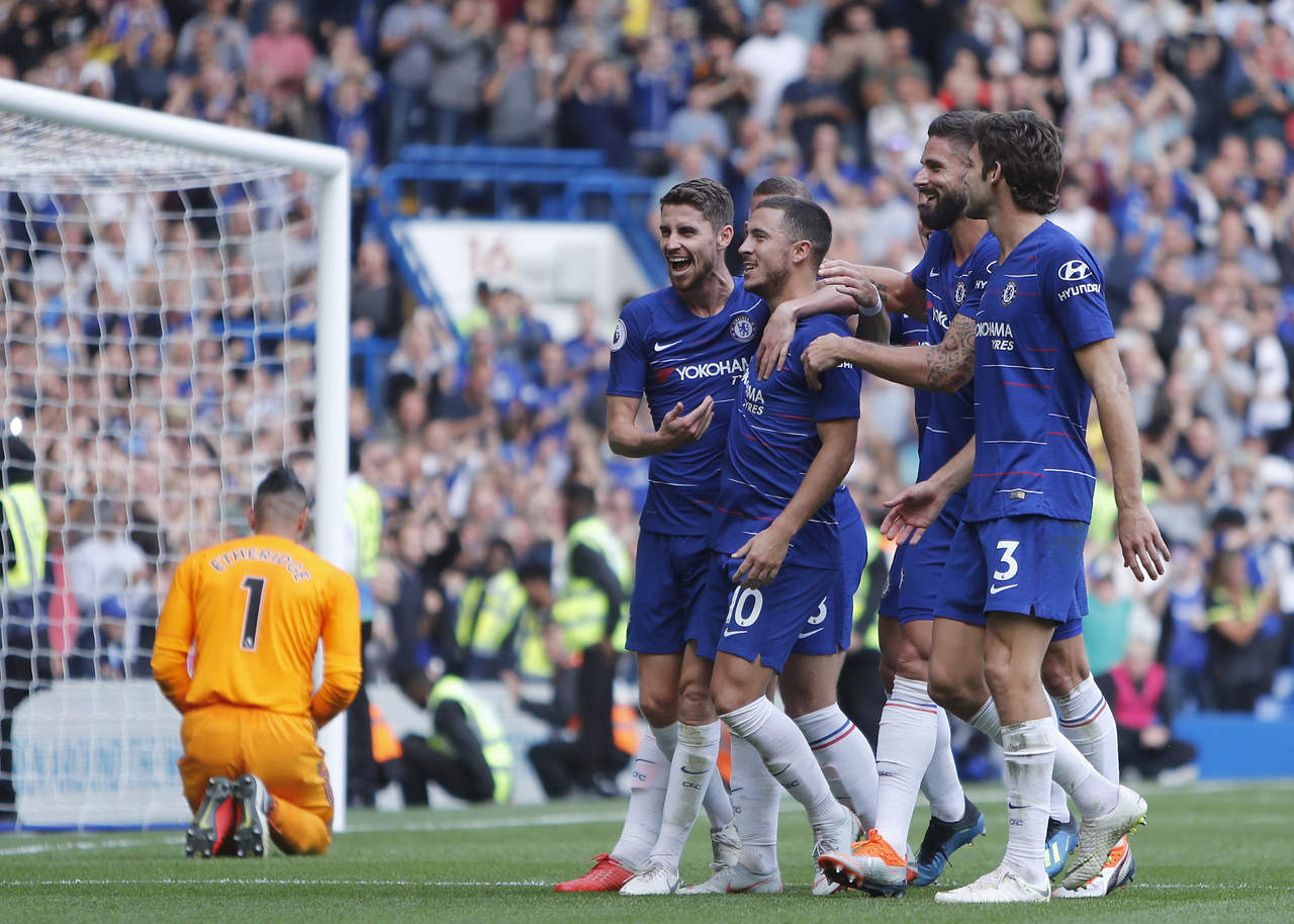 La máxima figura del Chelsea, Eden Hazard, se cargó el equipo al hombro y anotó tres goles. (AP)